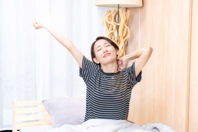 伸びをする女性