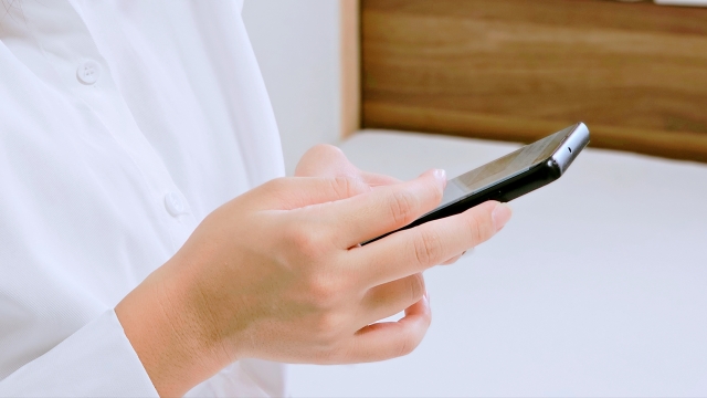 スマホを操作している人