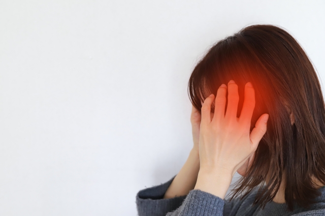 こめかみが痛い女性