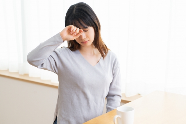 食いしばりが原因で頭痛に悩む女性