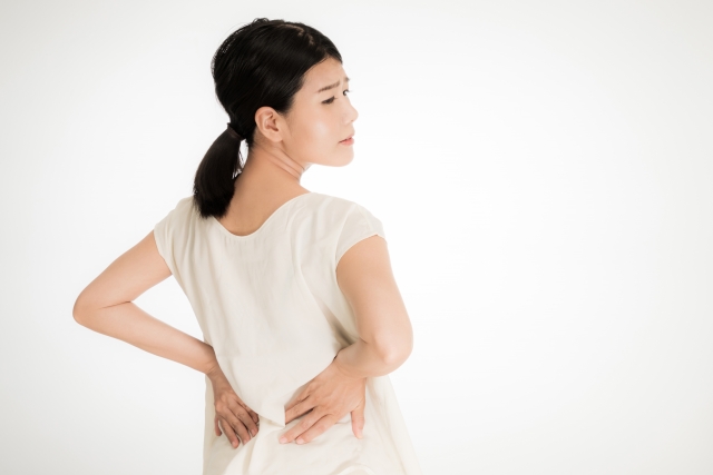 腰痛に悩む女性