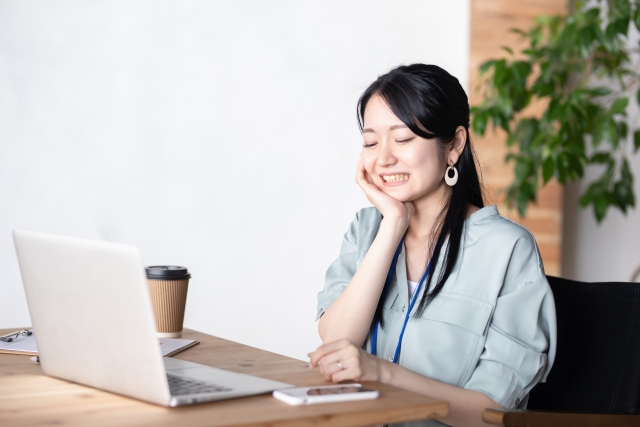 食いしばりによりあごが痛いビジネスウーマン