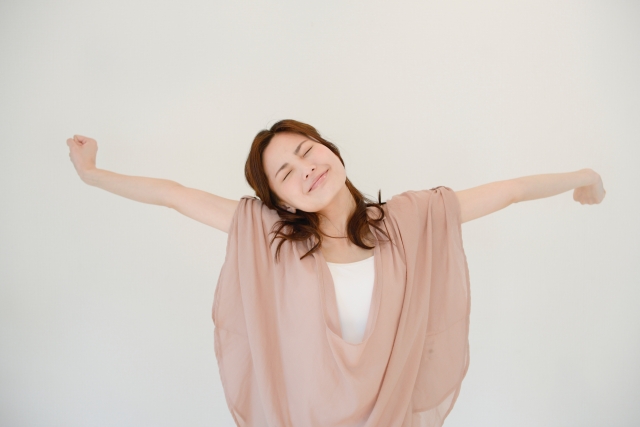 首こりが解錠して明るい表情の女性