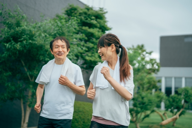 運動をする中高年