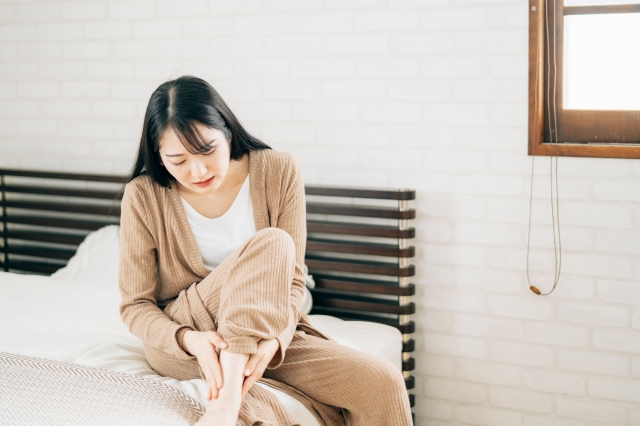 ベッドルームにいる足底筋膜炎に悩む女性