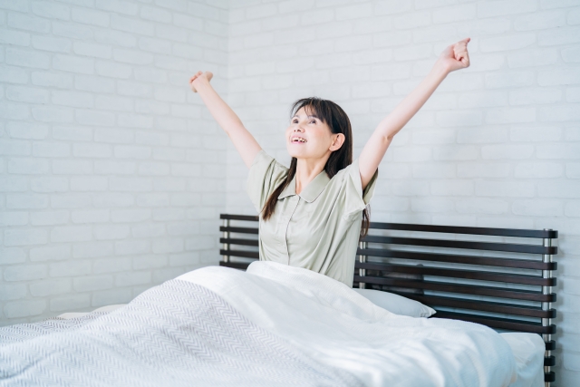 起床するミドル世代の女性