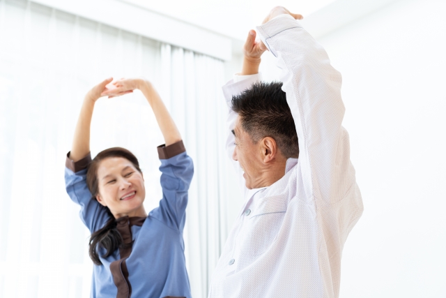 ストレッチをするミドル男女