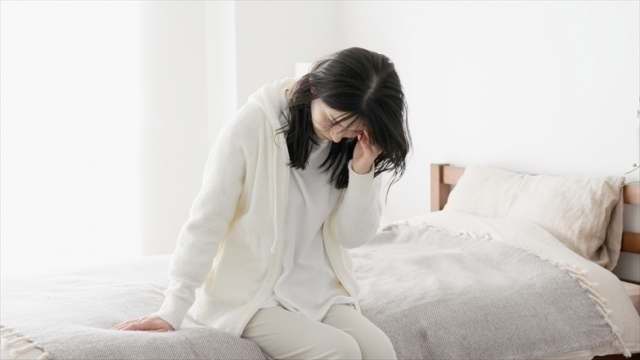 体調不良でだるい女性