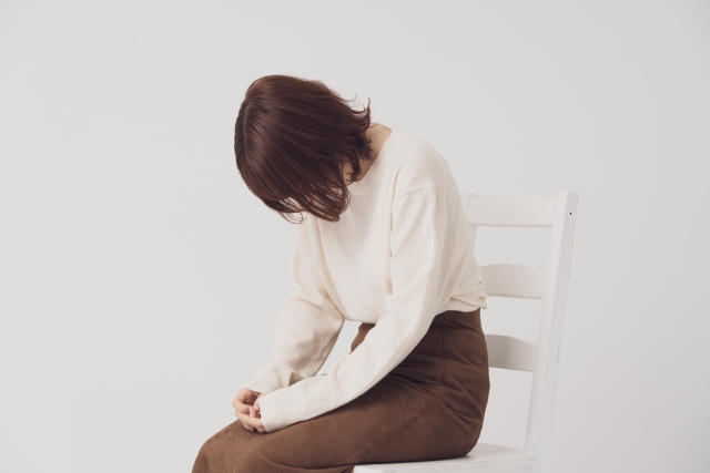 落ち込む女性