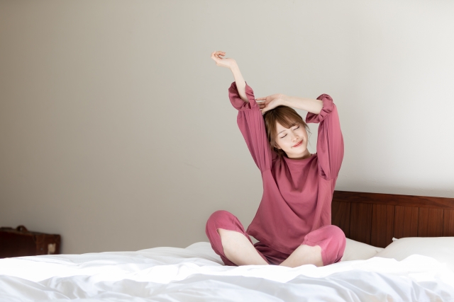 起床後ストレッチをする女性