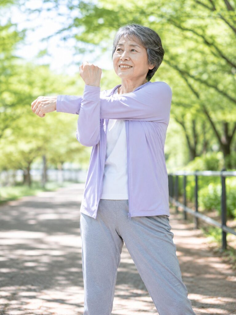 ストレッチを行う高齢女性のイメージ