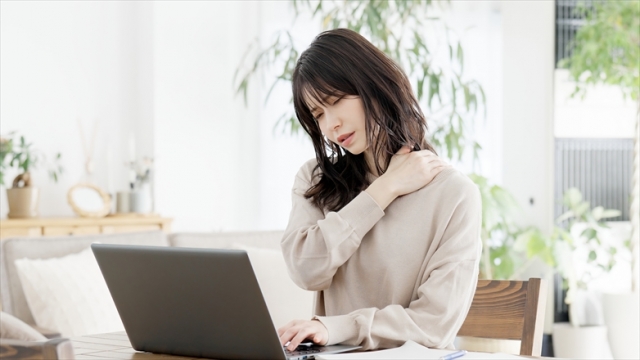 パソコン作業で肩こりを感じる女性